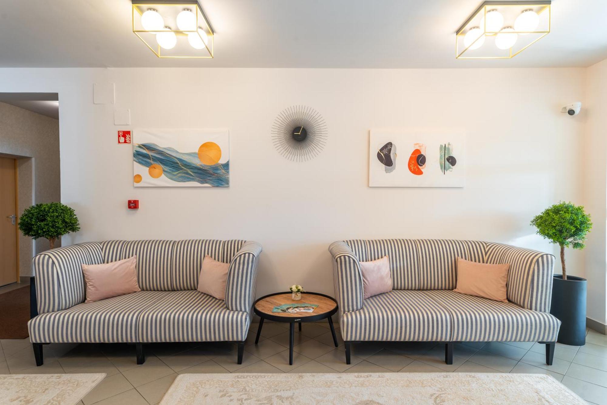 Holdvirag Hotel Шарвар Экстерьер фото