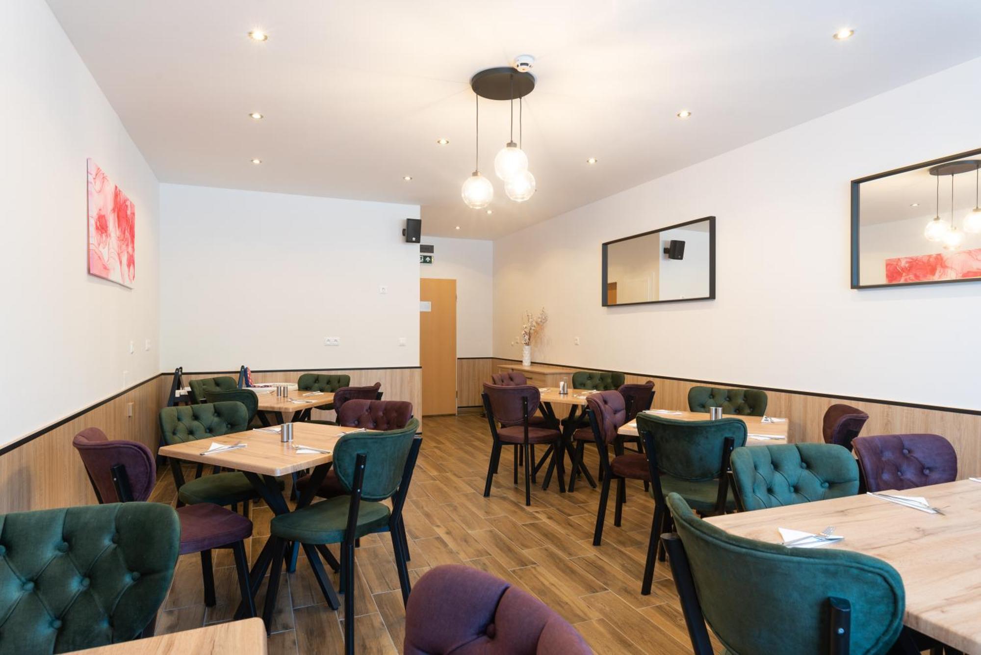 Holdvirag Hotel Шарвар Экстерьер фото